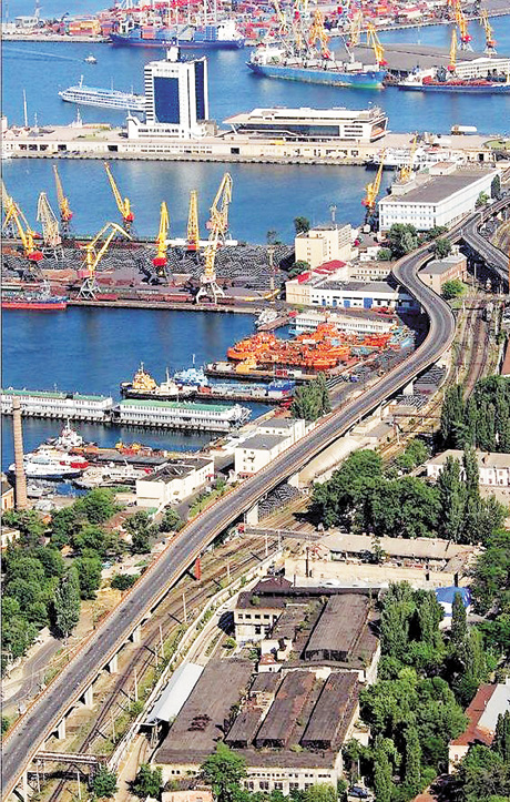Одеський морський порт по праву вважається одним з найпотужніших у державі. Фото Олега КУЦЬКОГО